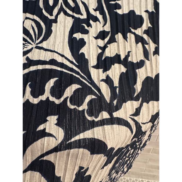 Susan Graver Navy Cream Sleeveless Pleated Blouse with Bow Size Large - Picture 4 of 5